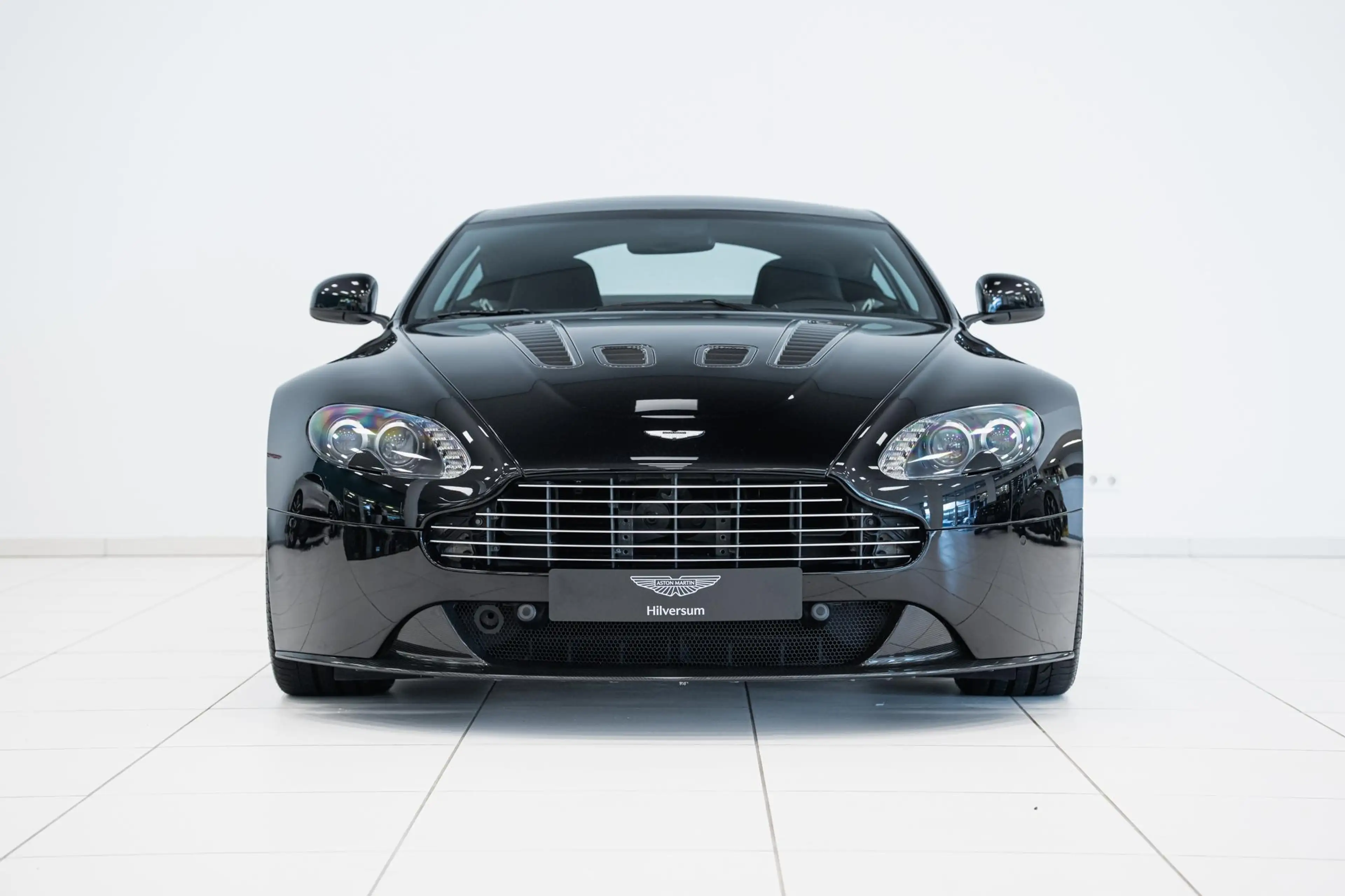 Aston Martin Vantage V12 | Manual | Carbon Black Edition | First Owner — photo 2