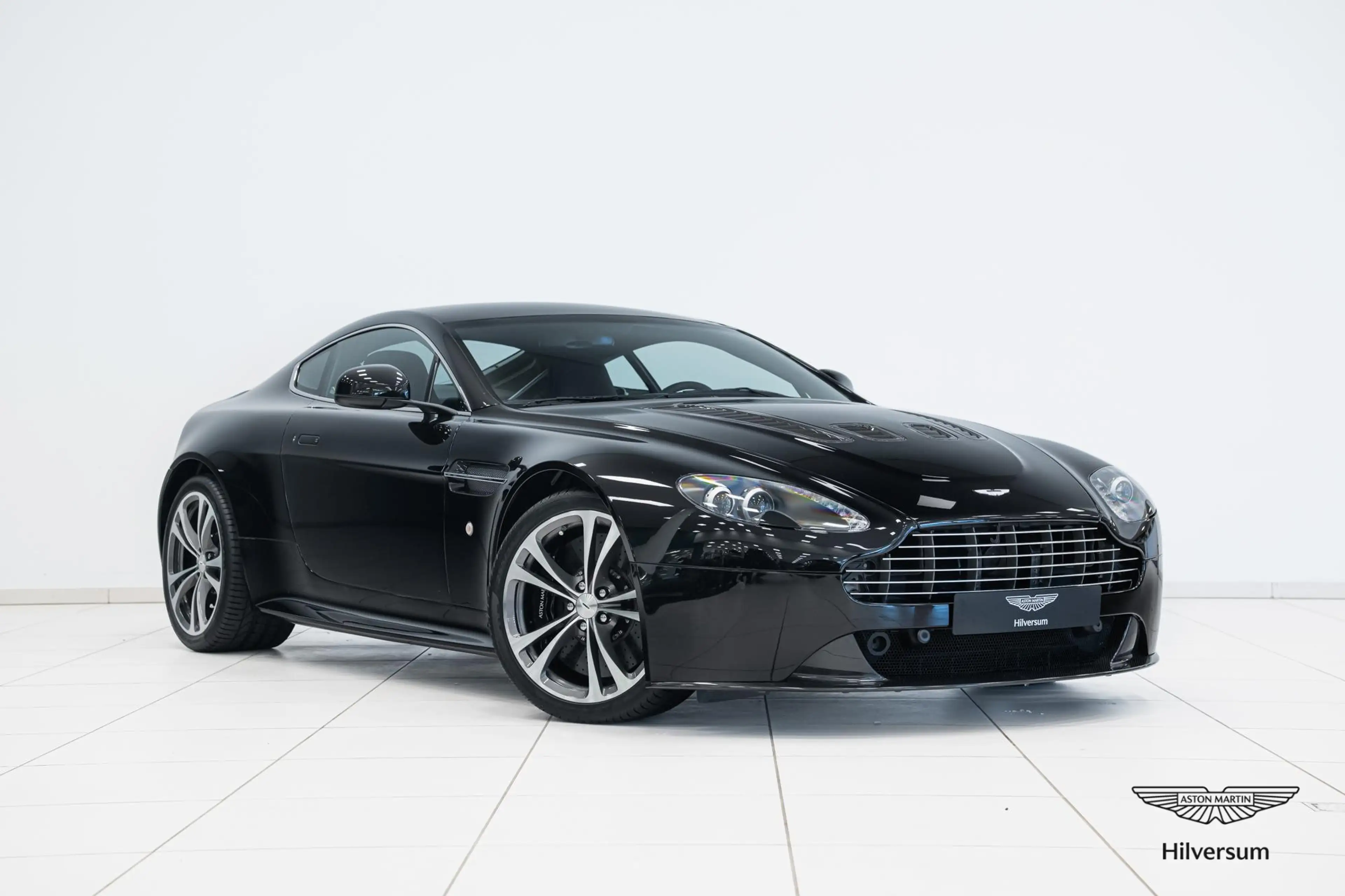 Aston Martin Vantage V12 | Manual | Carbon Black Edition | First Owner