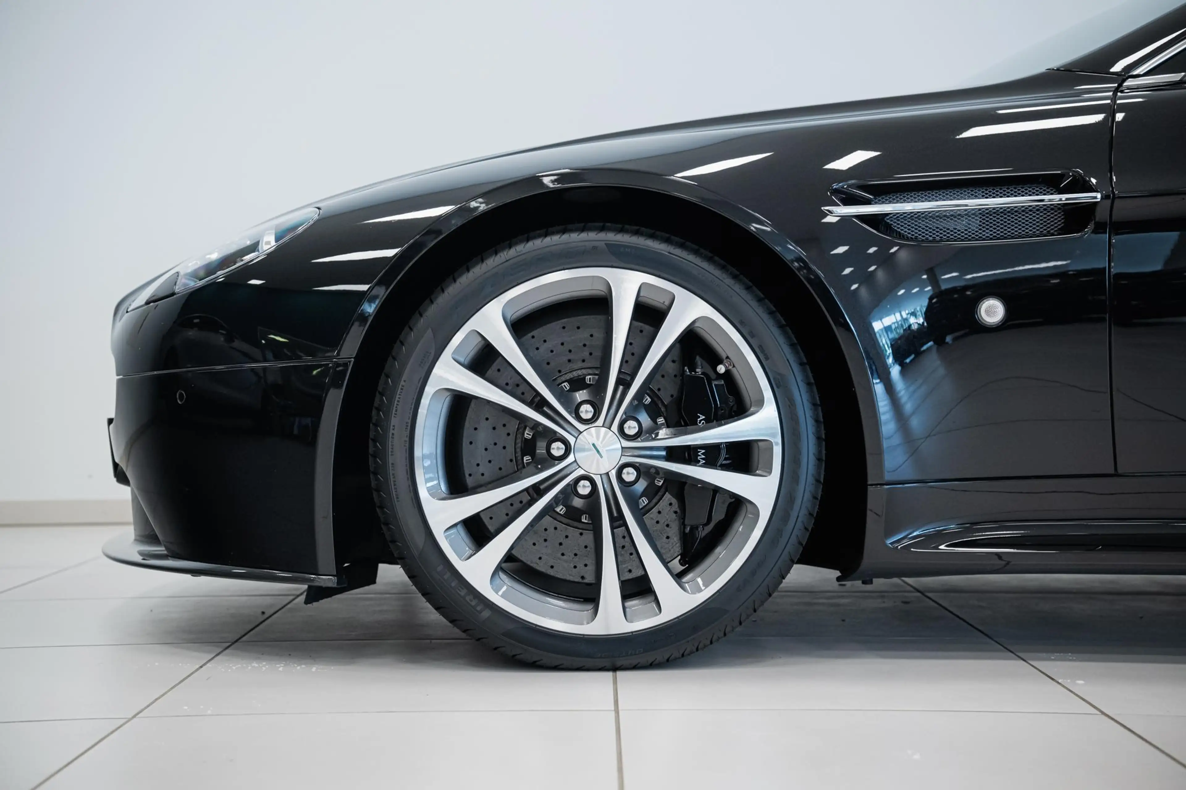 Aston Martin Vantage V12 | Manual | Carbon Black Edition | First Owner — photo 8
