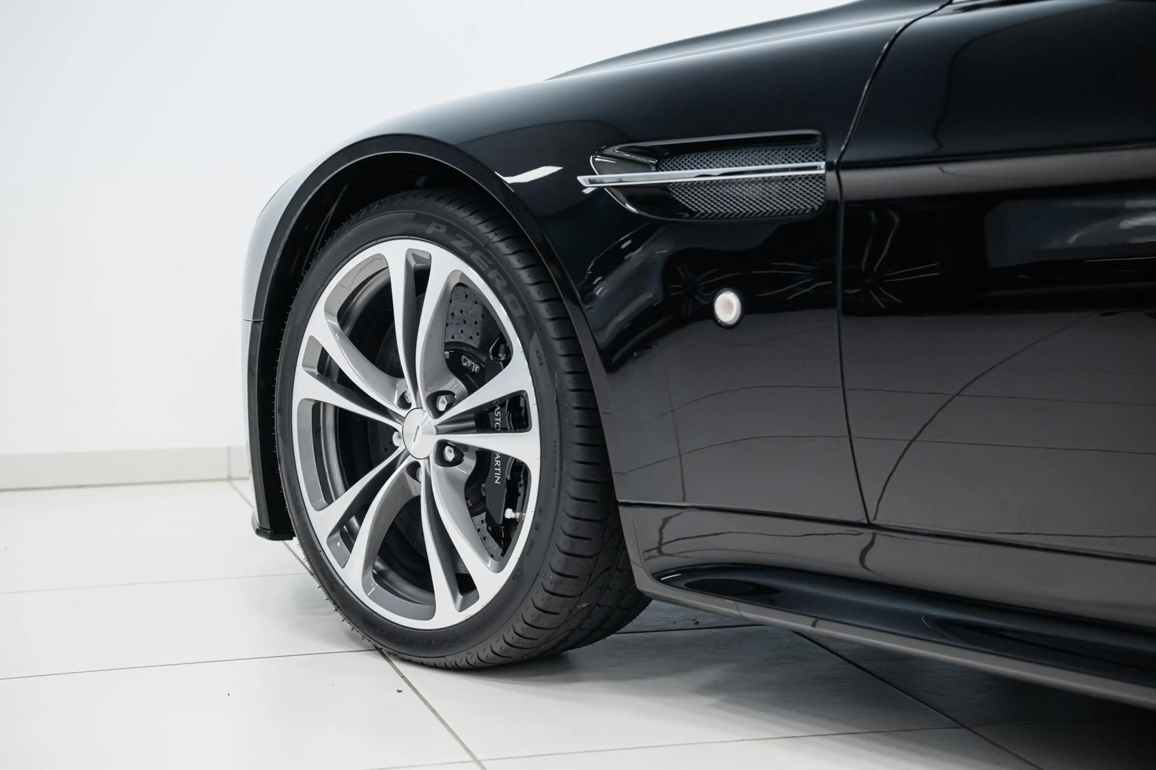 Aston Martin Vantage V12 | Manual | Carbon Black Edition | First Owner — photo 12
