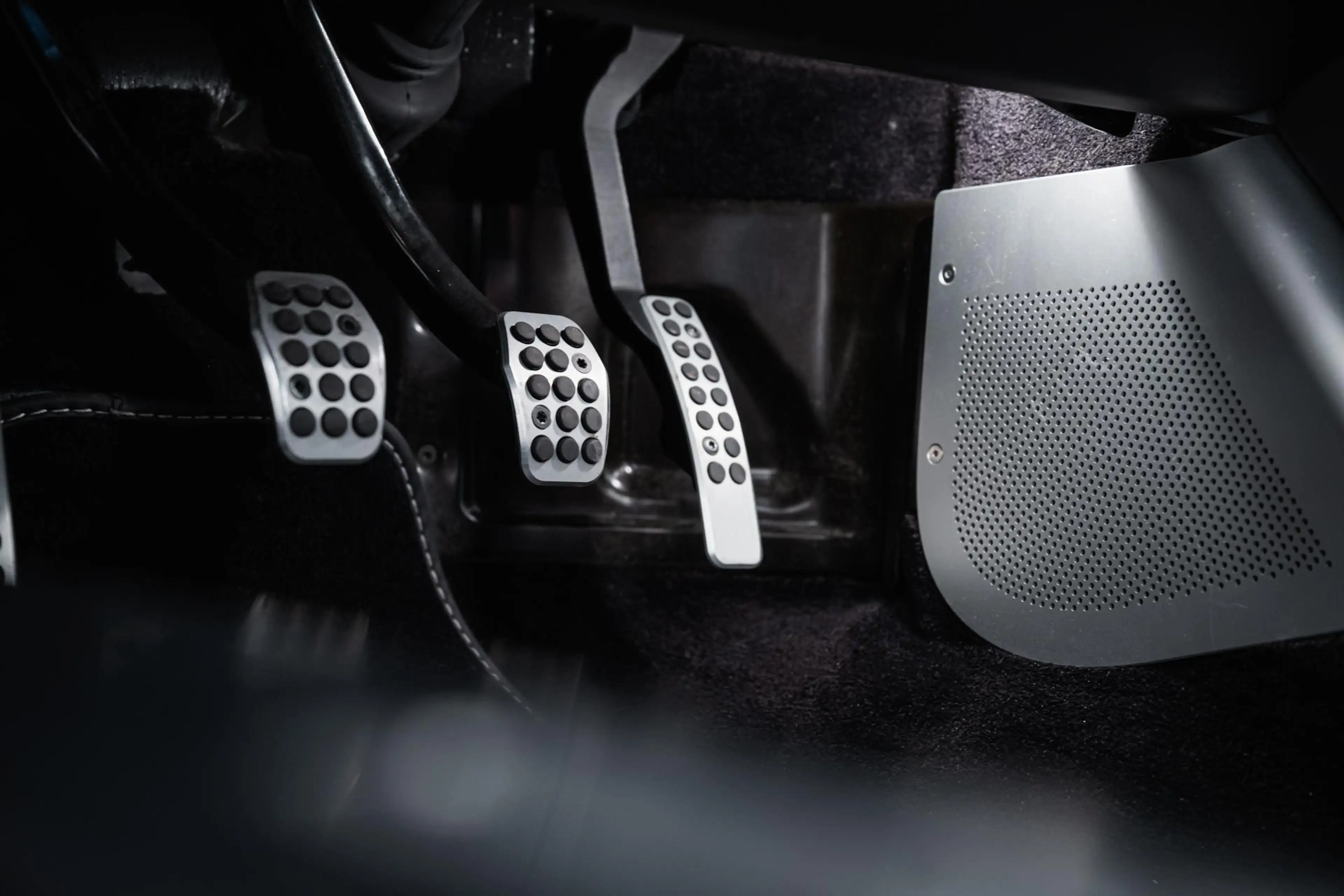 Aston Martin Vantage V12 | Manual | Carbon Black Edition | First Owner — photo 15