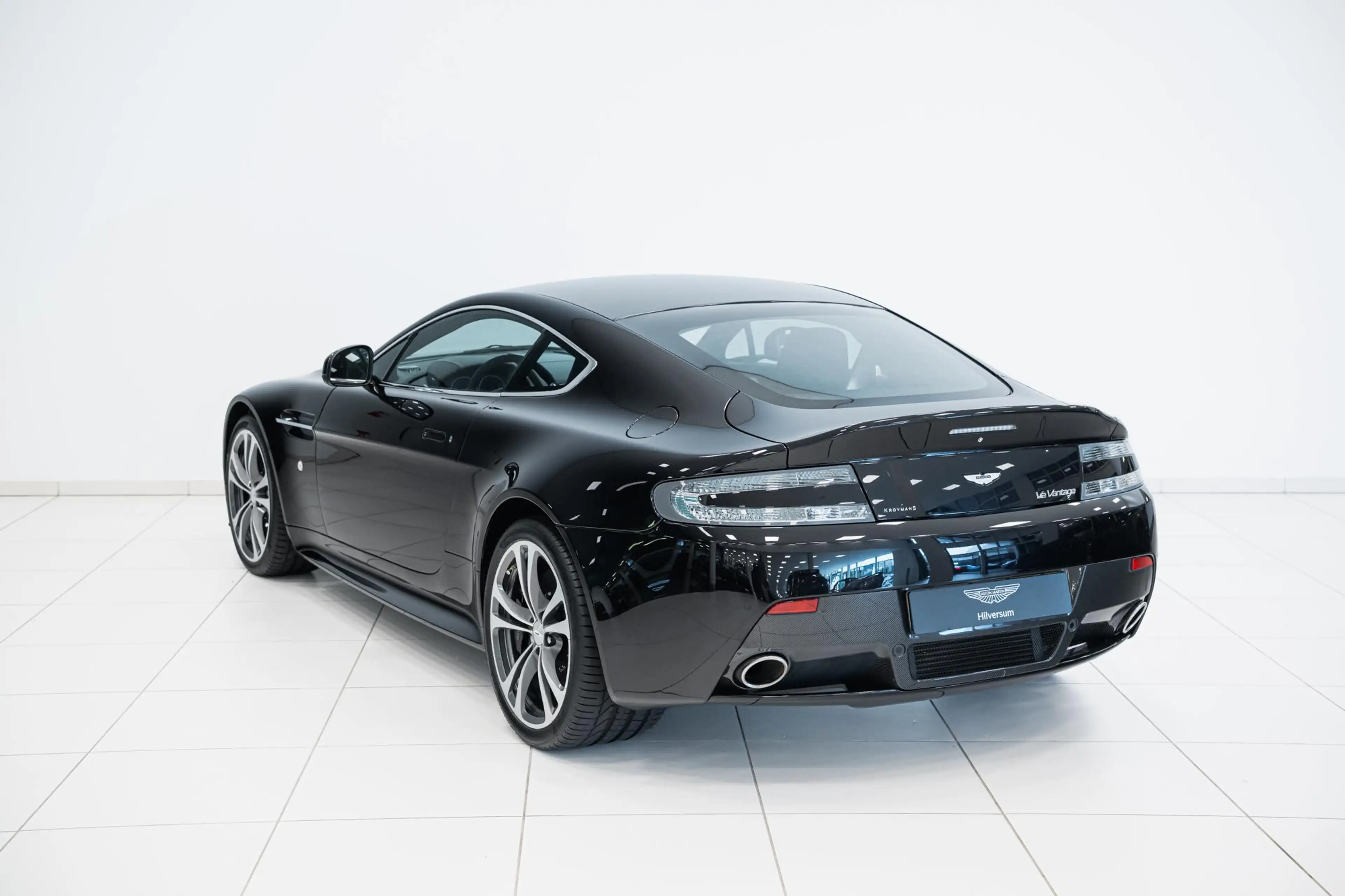 Aston Martin Vantage V12 | Manual | Carbon Black Edition | First Owner — photo 11