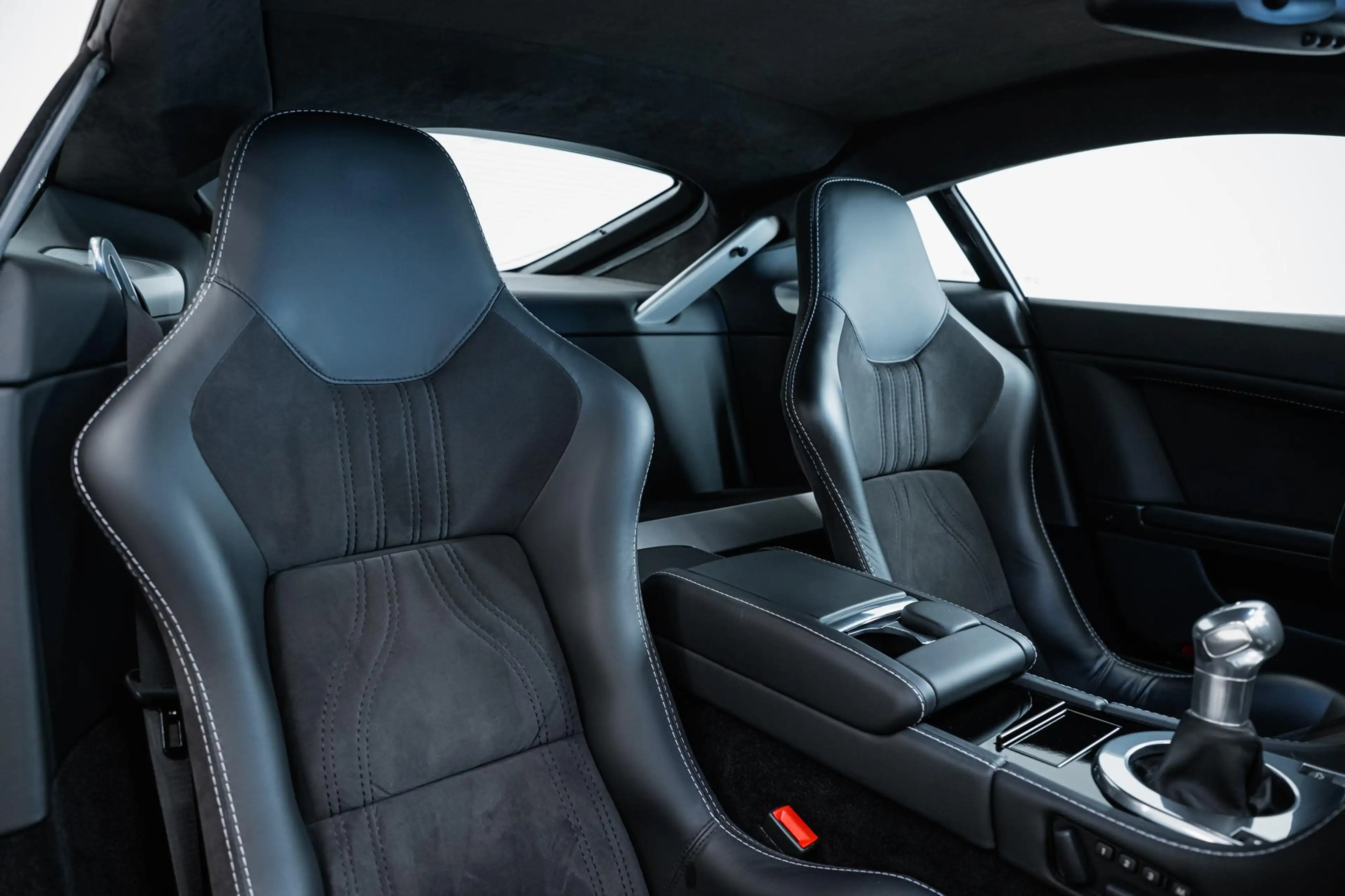 Aston Martin Vantage V12 | Manual | Carbon Black Edition | First Owner — photo 5