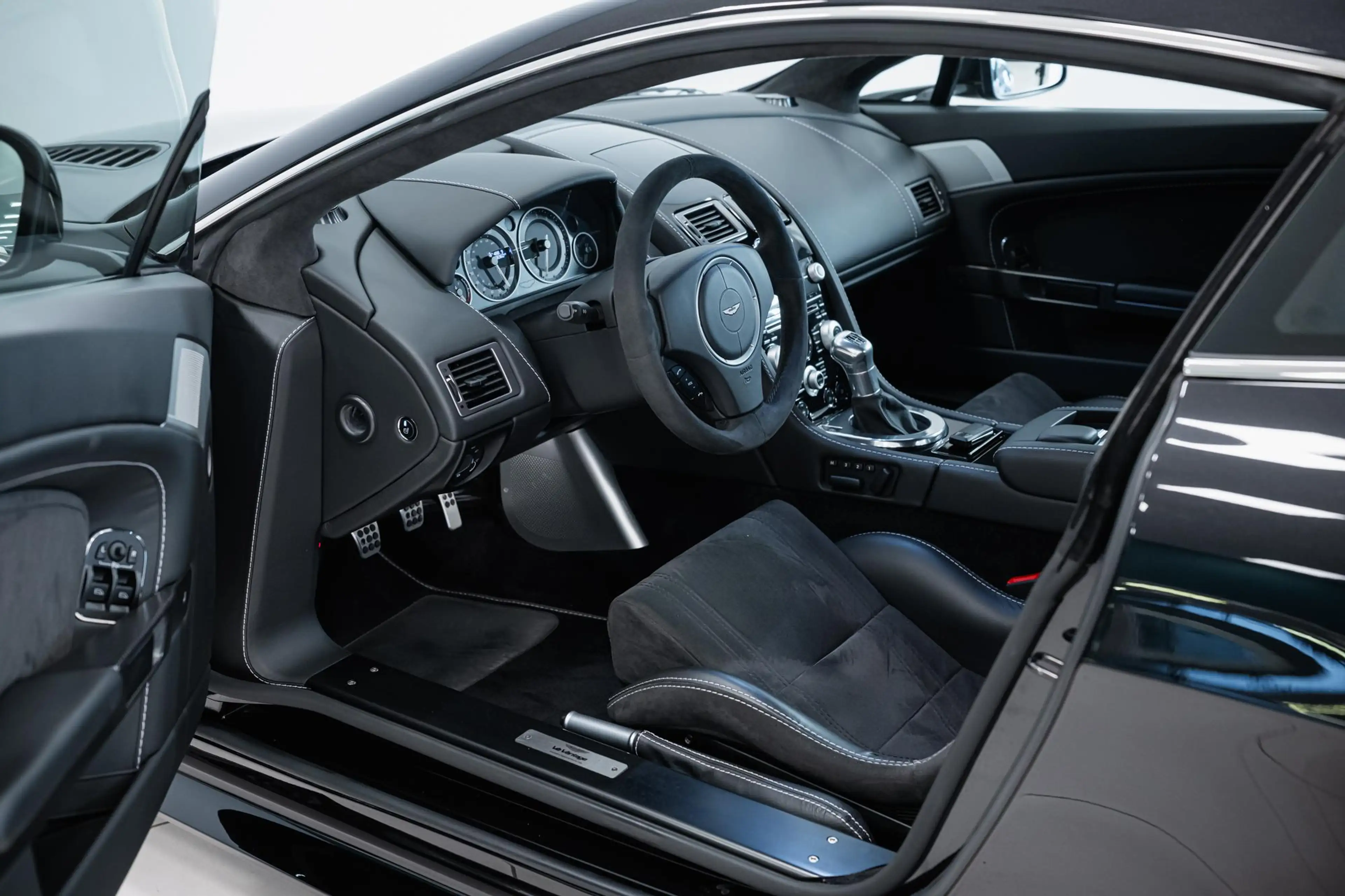 Aston Martin Vantage V12 | Manual | Carbon Black Edition | First Owner — photo 13