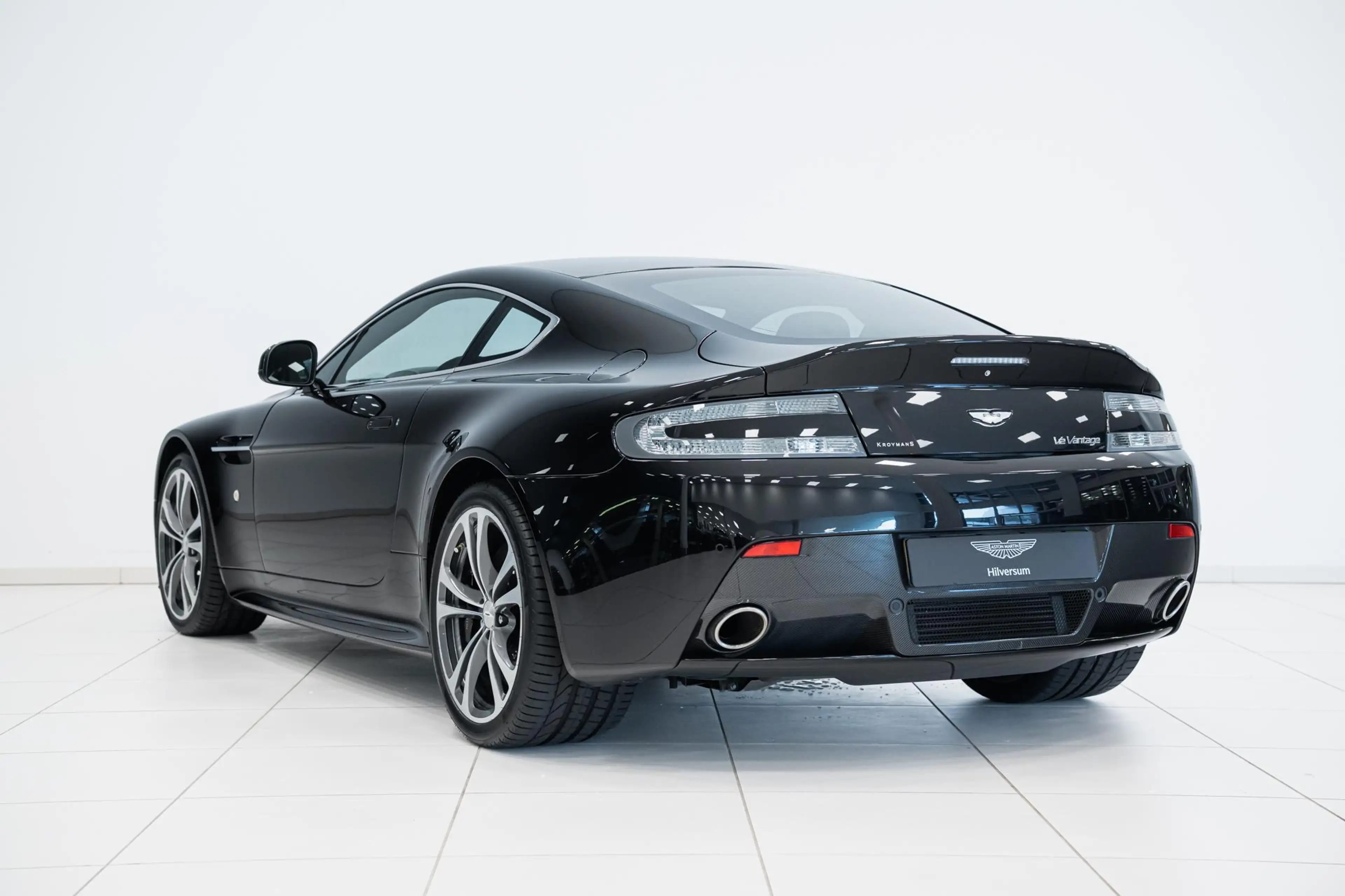 Aston Martin Vantage V12 | Manual | Carbon Black Edition | First Owner — photo 3