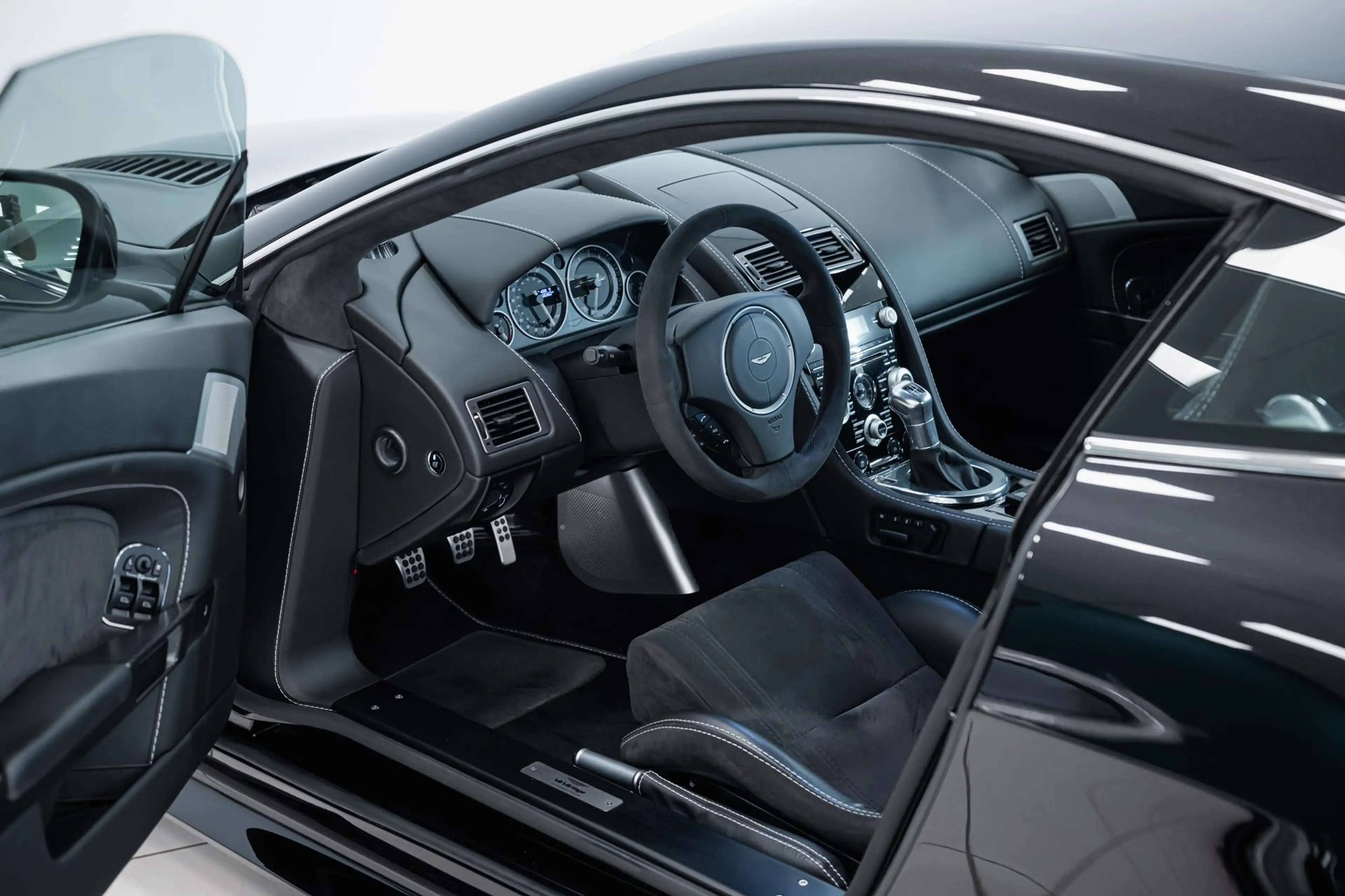 Aston Martin Vantage V12 | Manual | Carbon Black Edition | First Owner — photo 14