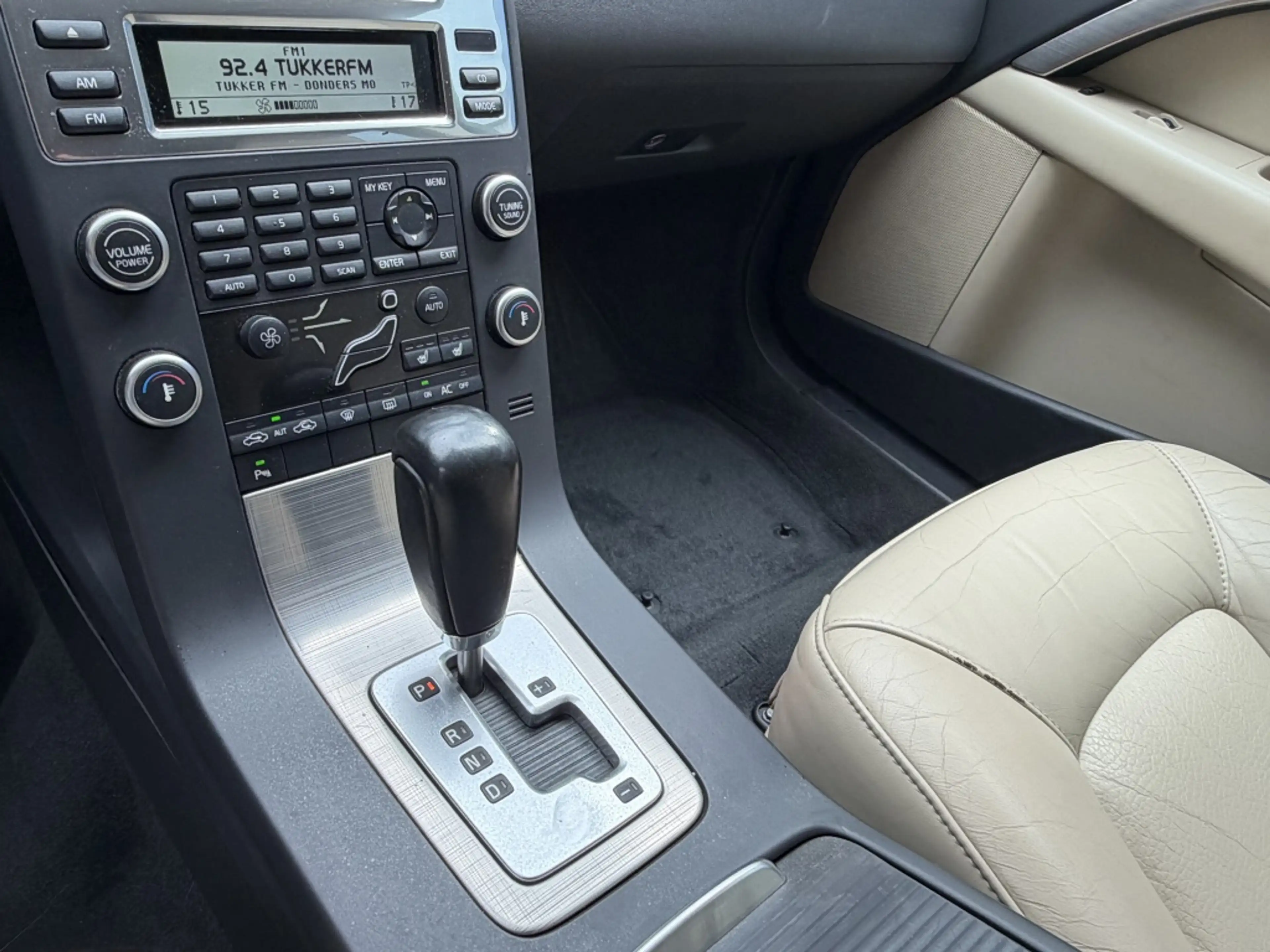 Volvo V70 2.5FT Momentum — photo 12