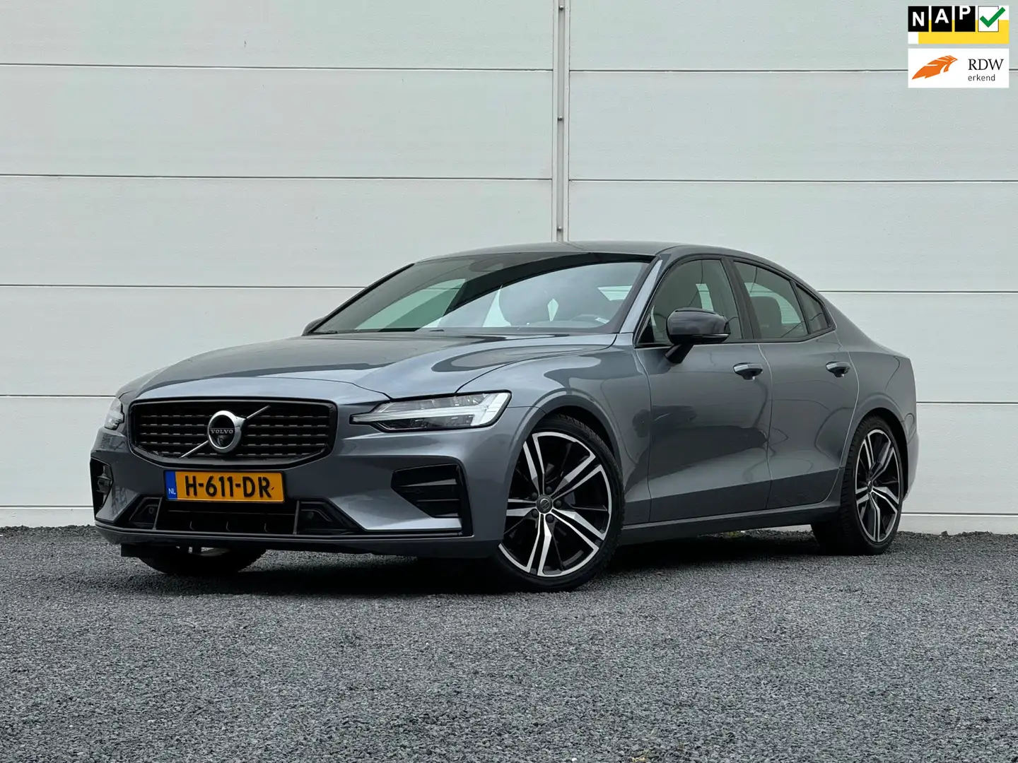 Volvo S60 2.0 T4 R-Design Org NL Polestar engineered Black e Šedá - 1