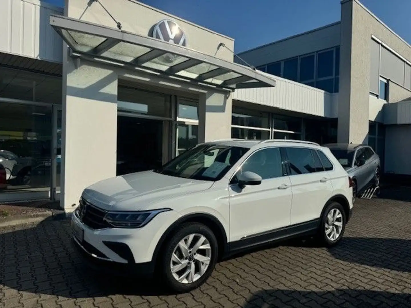 Volkswagen Tiguan AX 1.5 TSI MOVE 6-Gang Weiß - 2