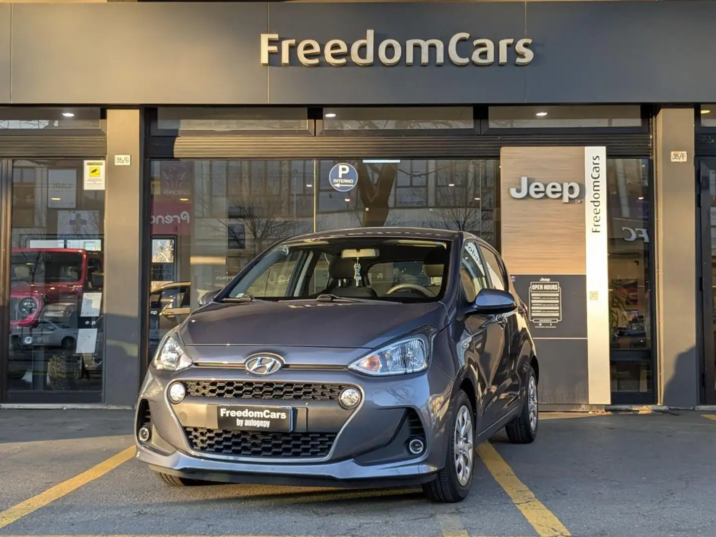 Hyundai i10 1.0 LPGI Econext Comfort Gris - 1