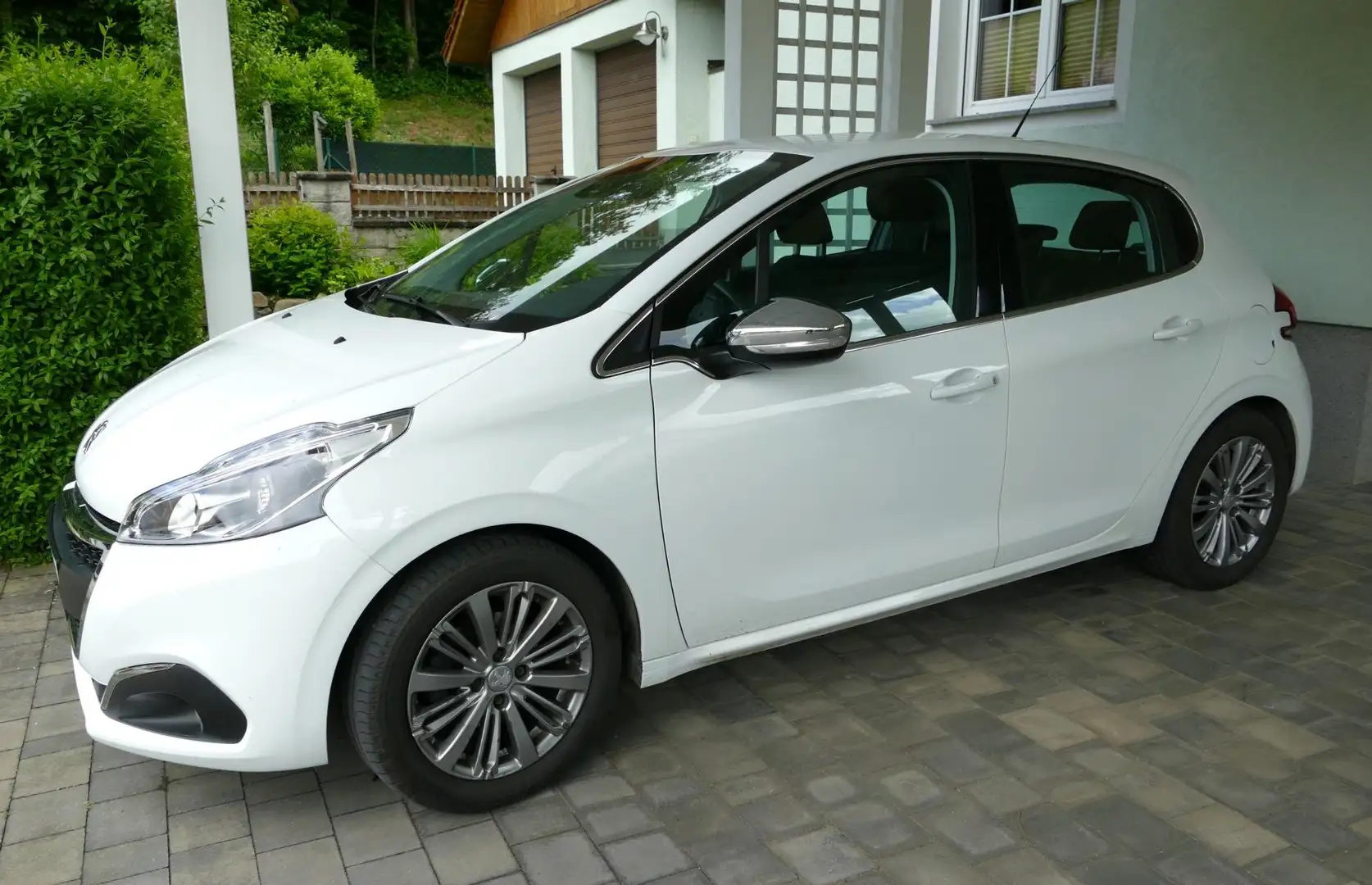 Peugeot 208 208 Allure 1,2 PureTech 82 Allure Weiß - 1