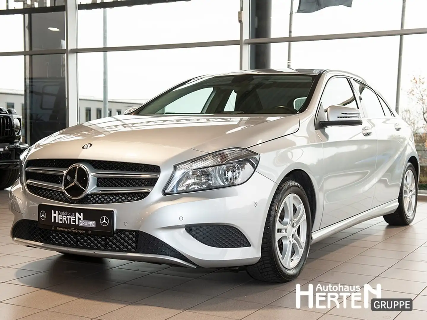 Mercedes-Benz A 180 Urban+NAVI+R-KAMERA+PTC+17"ZOLL+AUTOMATIK+ Silber - 1