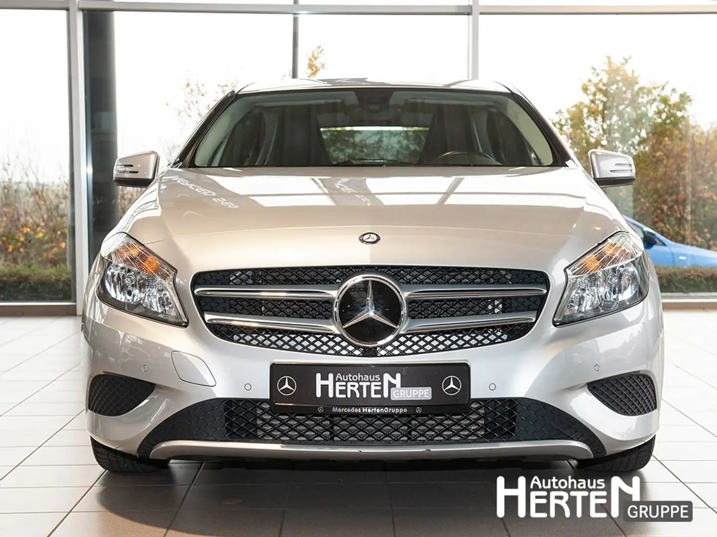 Mercedes-Benz A 180 Urban+NAVI+R-KAMERA+PTC+17"ZOLL+AUTOMATIK+ Silber - 2