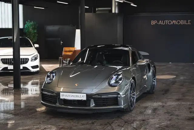 Porsche 911 view 4