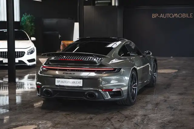 Porsche 911 view 8