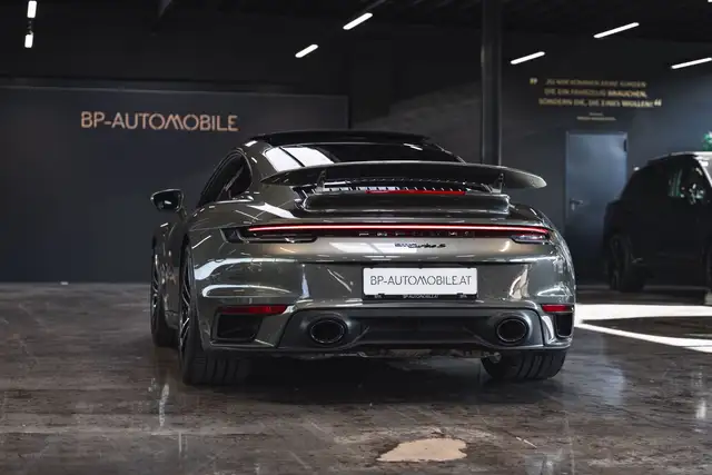 Porsche 911 view 9