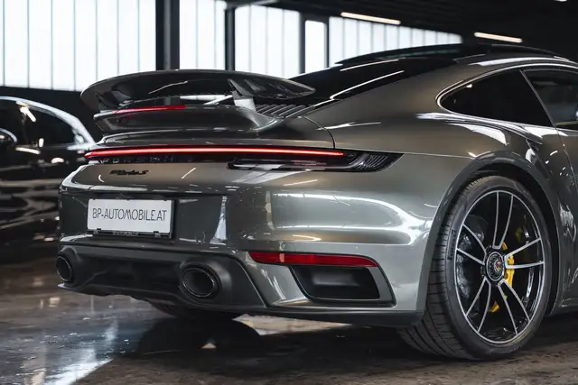 Porsche 911 view 11