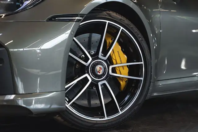 Porsche 911 view 12