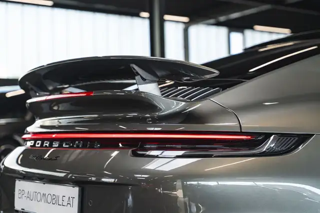Porsche 911 view 10