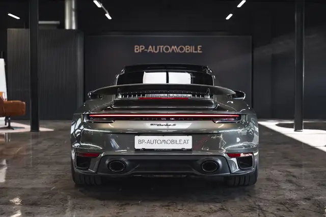 Porsche 911 view 7