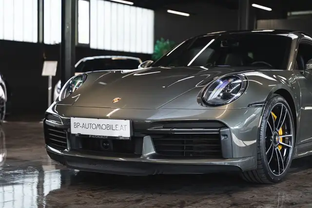 Porsche 911 view 6