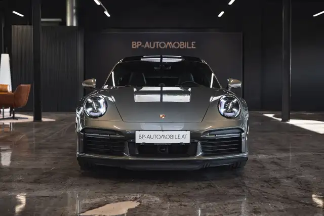 Porsche 911 view 3