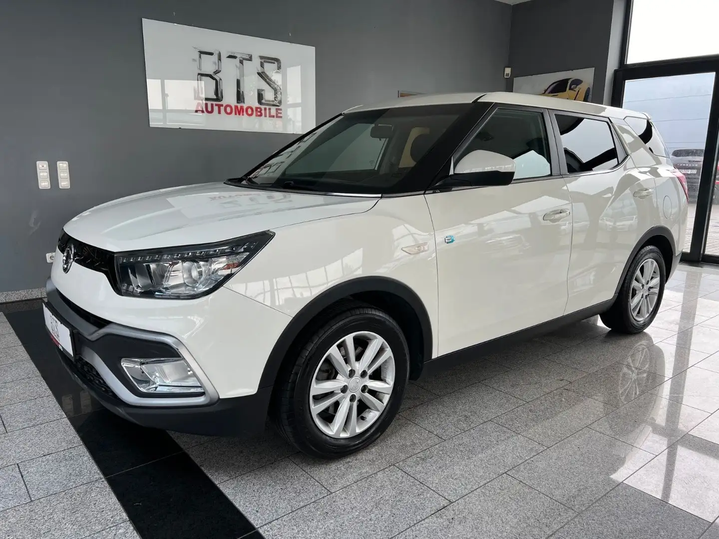 SsangYong XLV Clever Edition 4x2 Blanc - 2