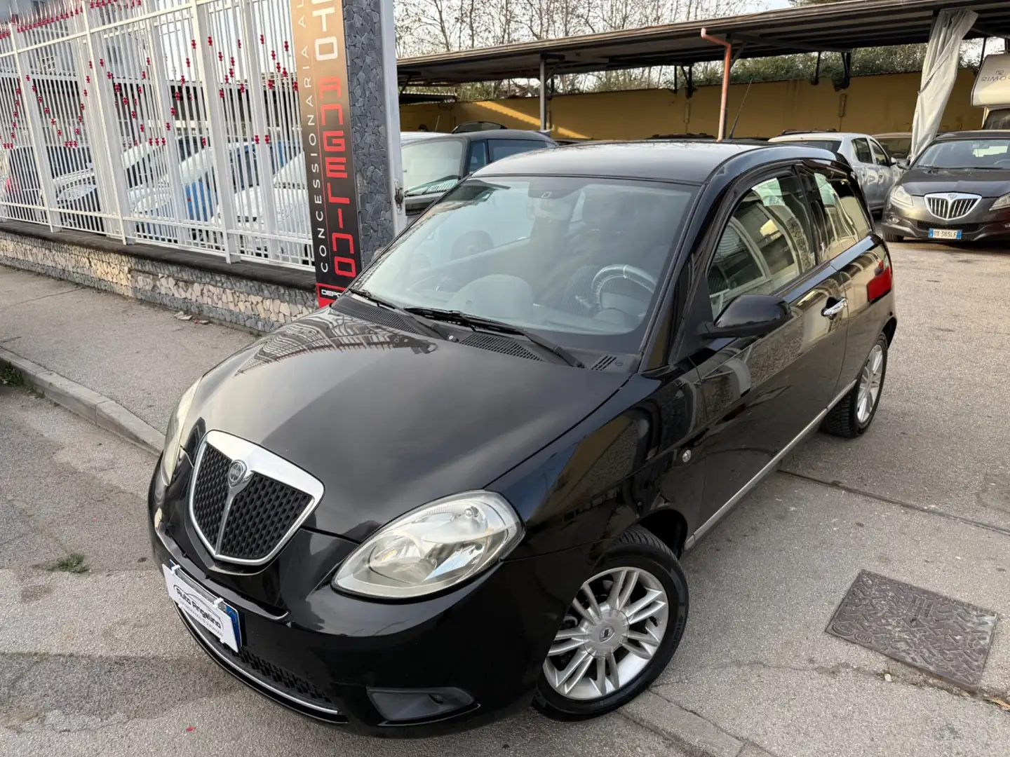 Lancia Ypsilon 1.3 MJT 75 CV Oro Black - 1