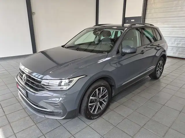 Volkswagen Tiguan view 3