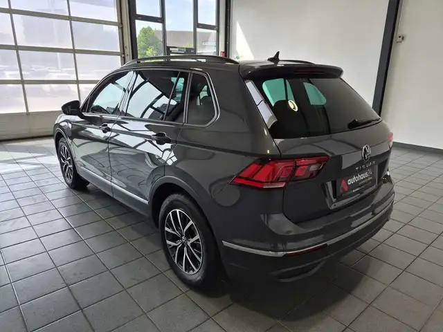 Volkswagen Tiguan view 4