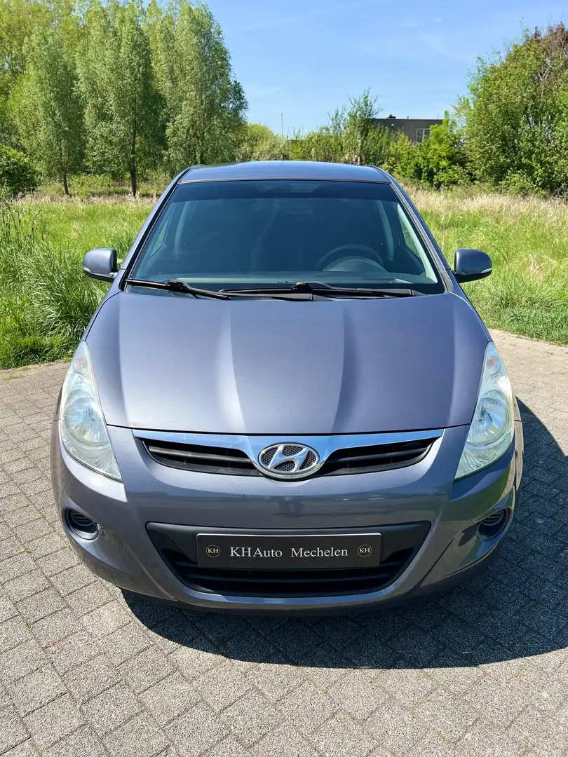 Hyundai i20 1.4 CRDI 90pk Airco CarPlay Euro 5b BlueDrive Grijs - 2