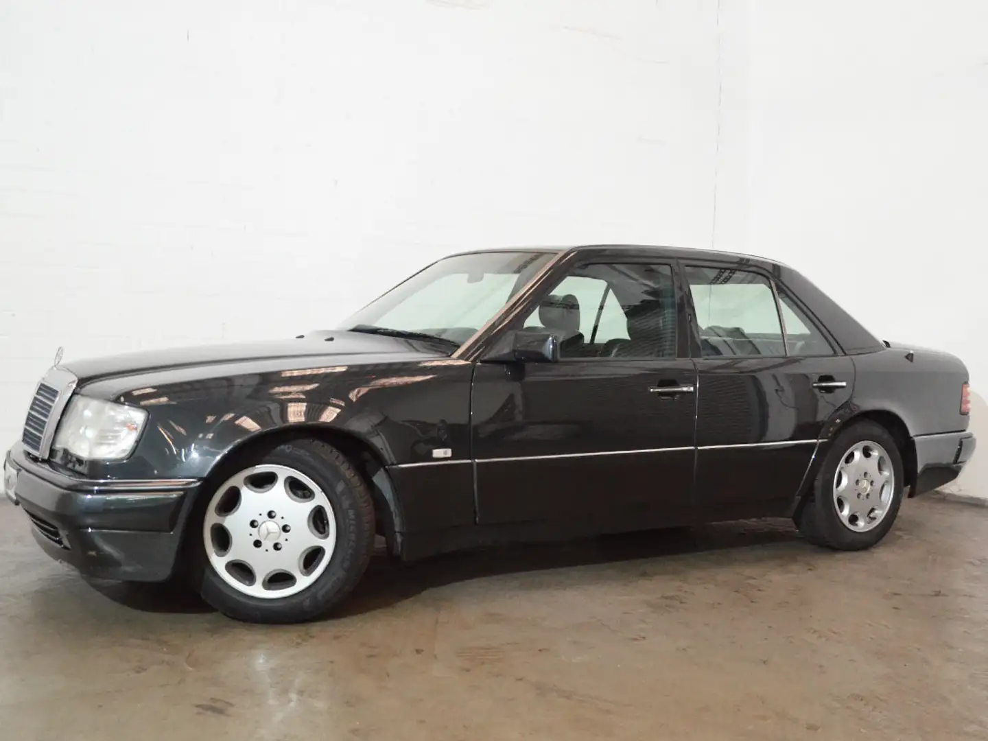 Mercedes-Benz 500 E   E 500 *Klimaautom. H-Kennzeichen* Noir - 2