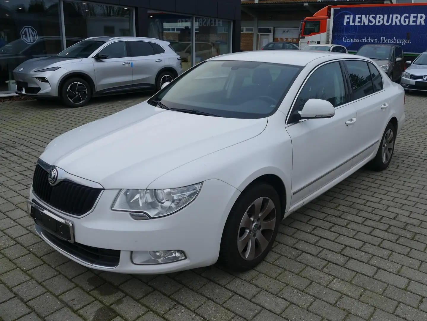 Skoda Superb II 1.4 TSI Limousine Xenon Navi Einparkhilfe Klima Weiß - 1