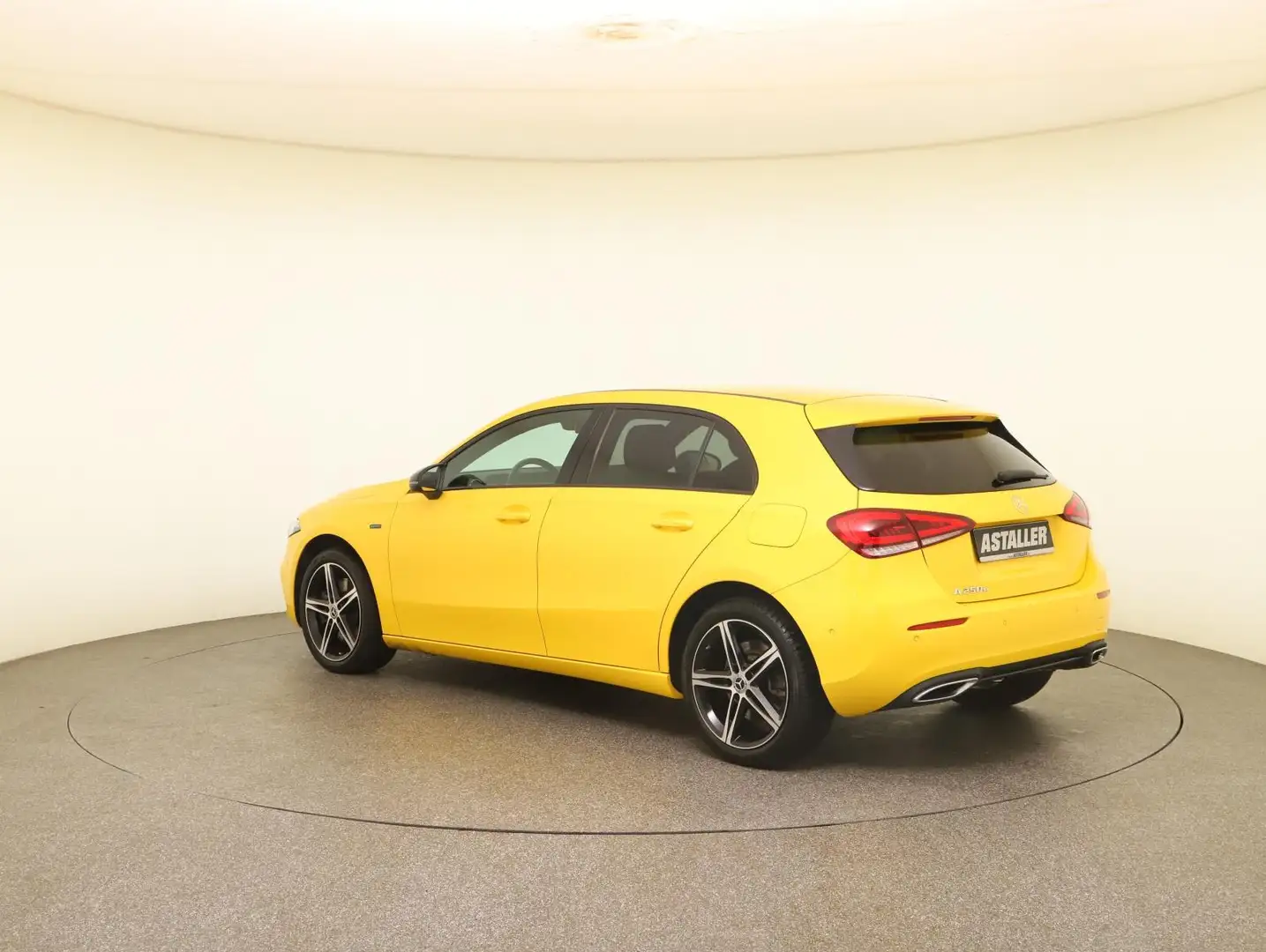 Mercedes-Benz A 250 e +MBUX+Wide+LED+Progressive+Distro+Navi Yellow - 2