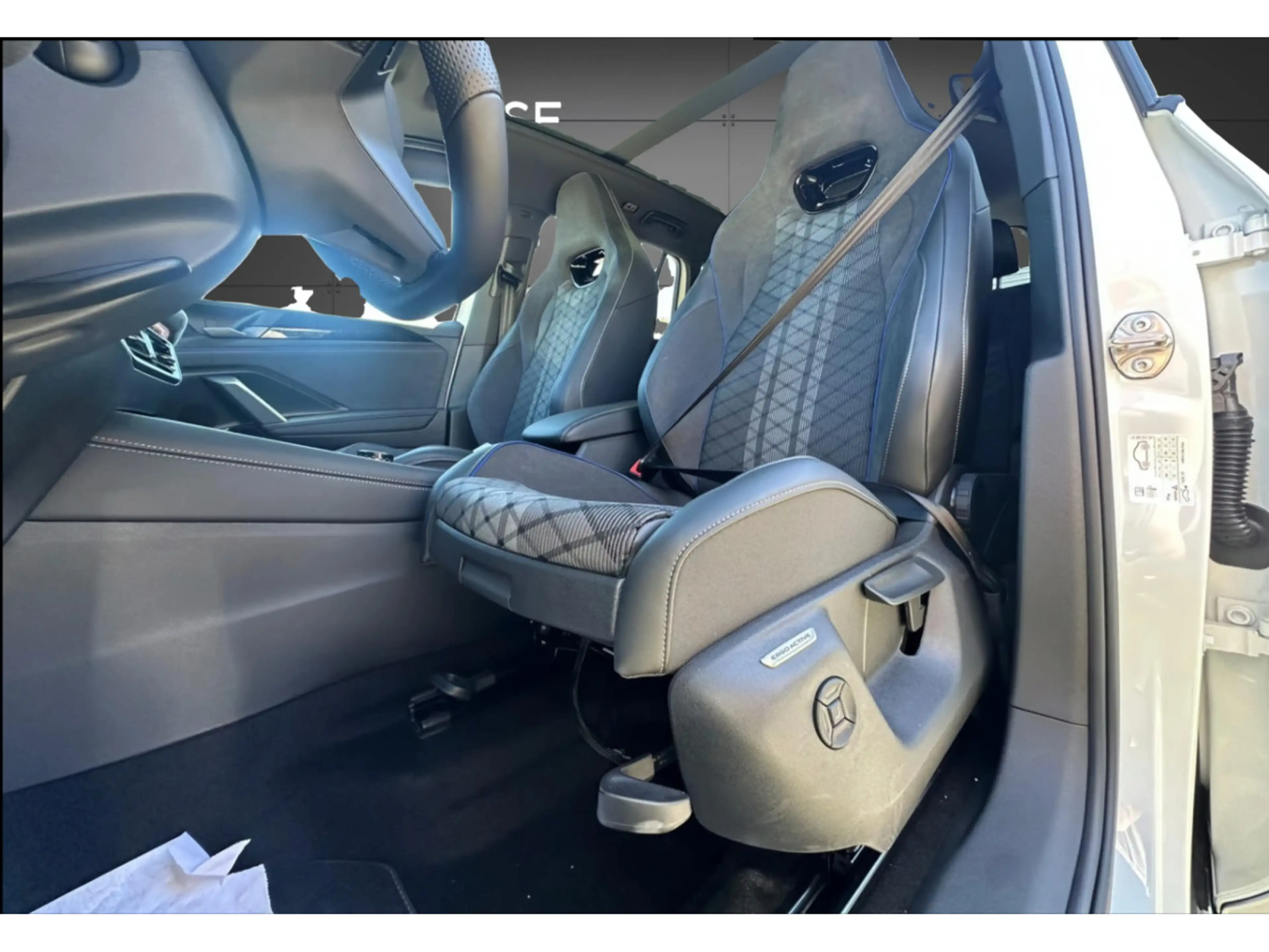 Volkswagen Tiguan Tiguan 2.0 TDI/DSG/4Motion R-Line/ AHK/Pano/360°/L — photo 6