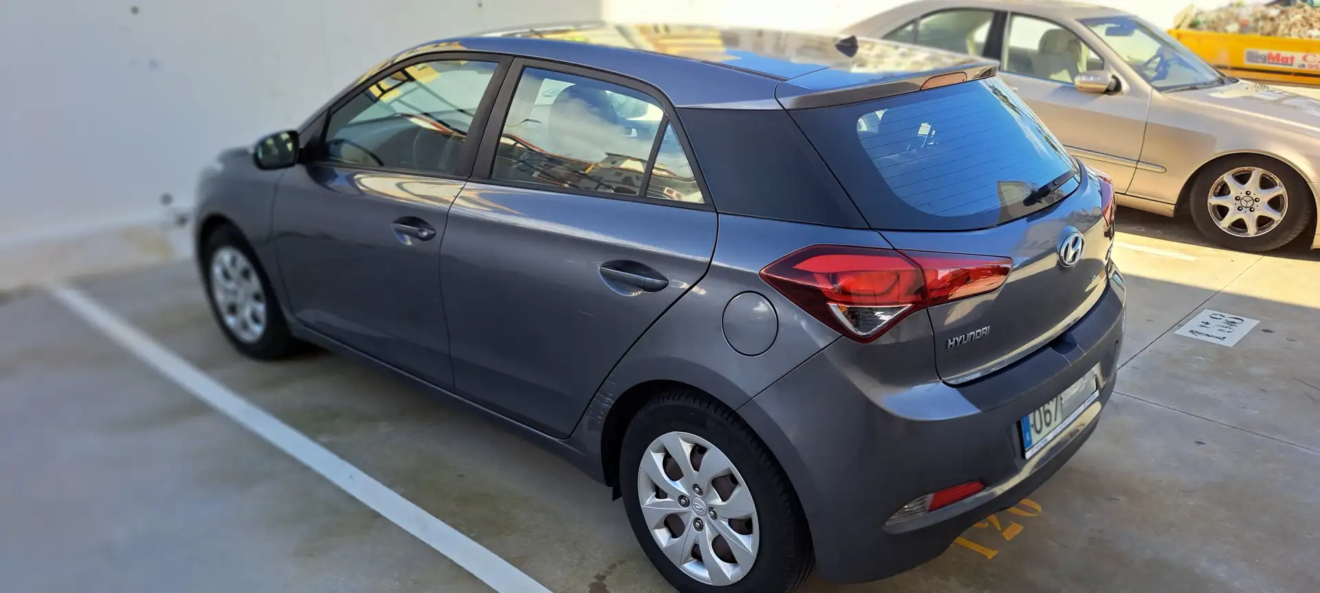 Hyundai i20 i20 1.2 Essence Essence Plateado - 2