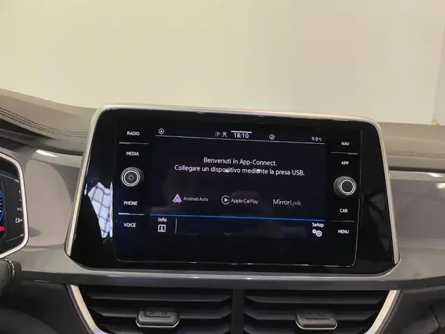 Volkswagen T-Roc view 11