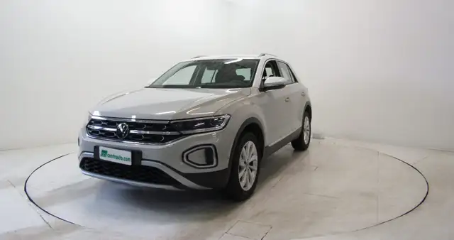 Volkswagen T-Roc view 3