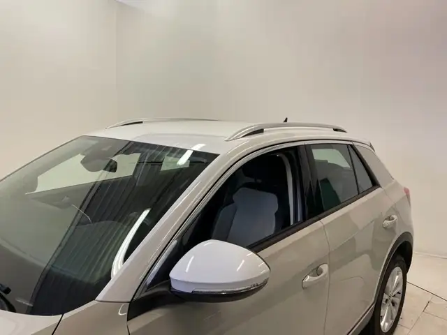 Volkswagen T-Roc view 14