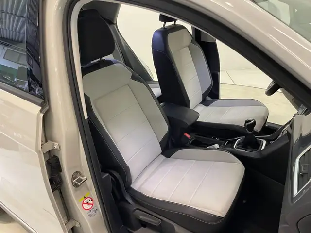 Volkswagen T-Roc view 8