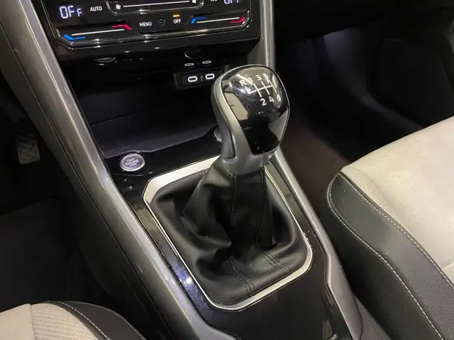 Volkswagen T-Roc view 9