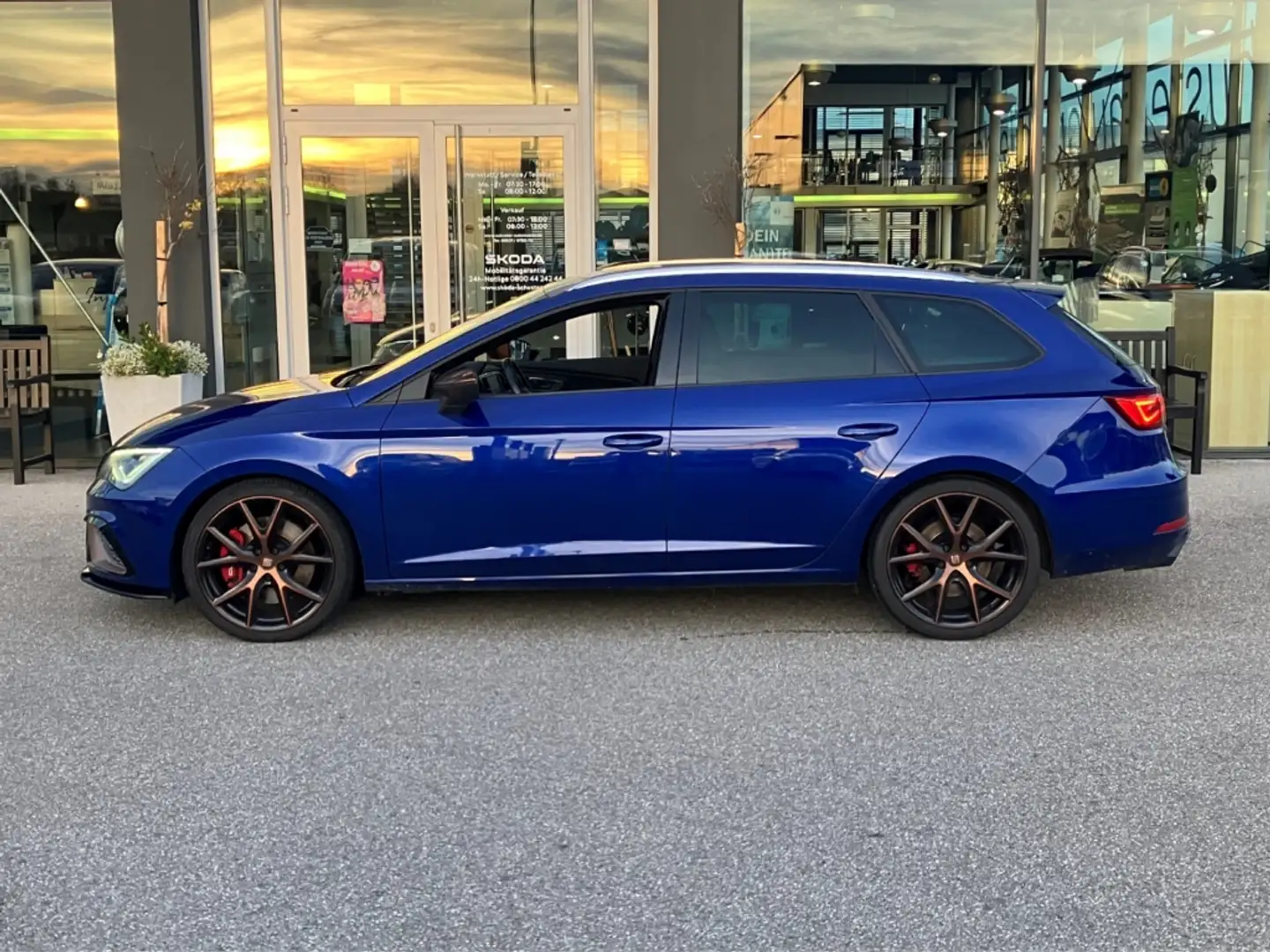 CUPRA Leon ST 300 4Dr*DSG ACC Leder Navi R-Kam digCock Blau - 2