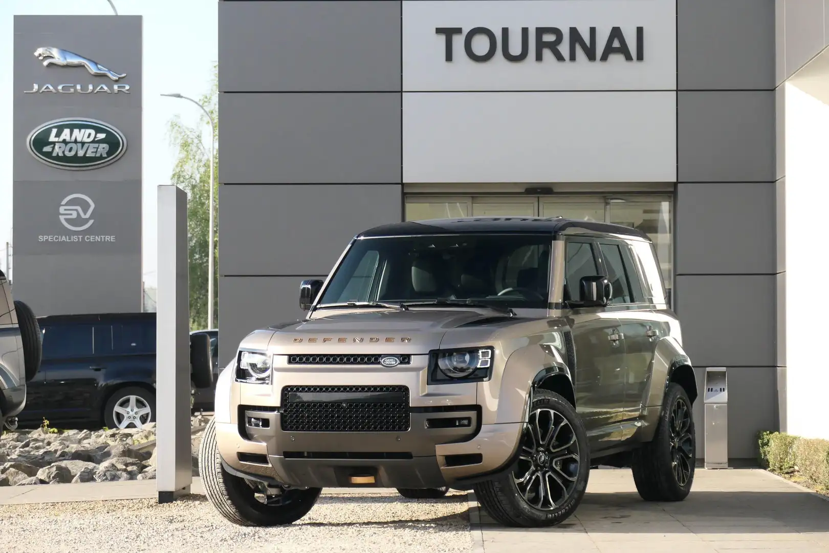 Land Rover Defender 110 P635 OCTA AWD Auto. 25.5MY Beige - 1