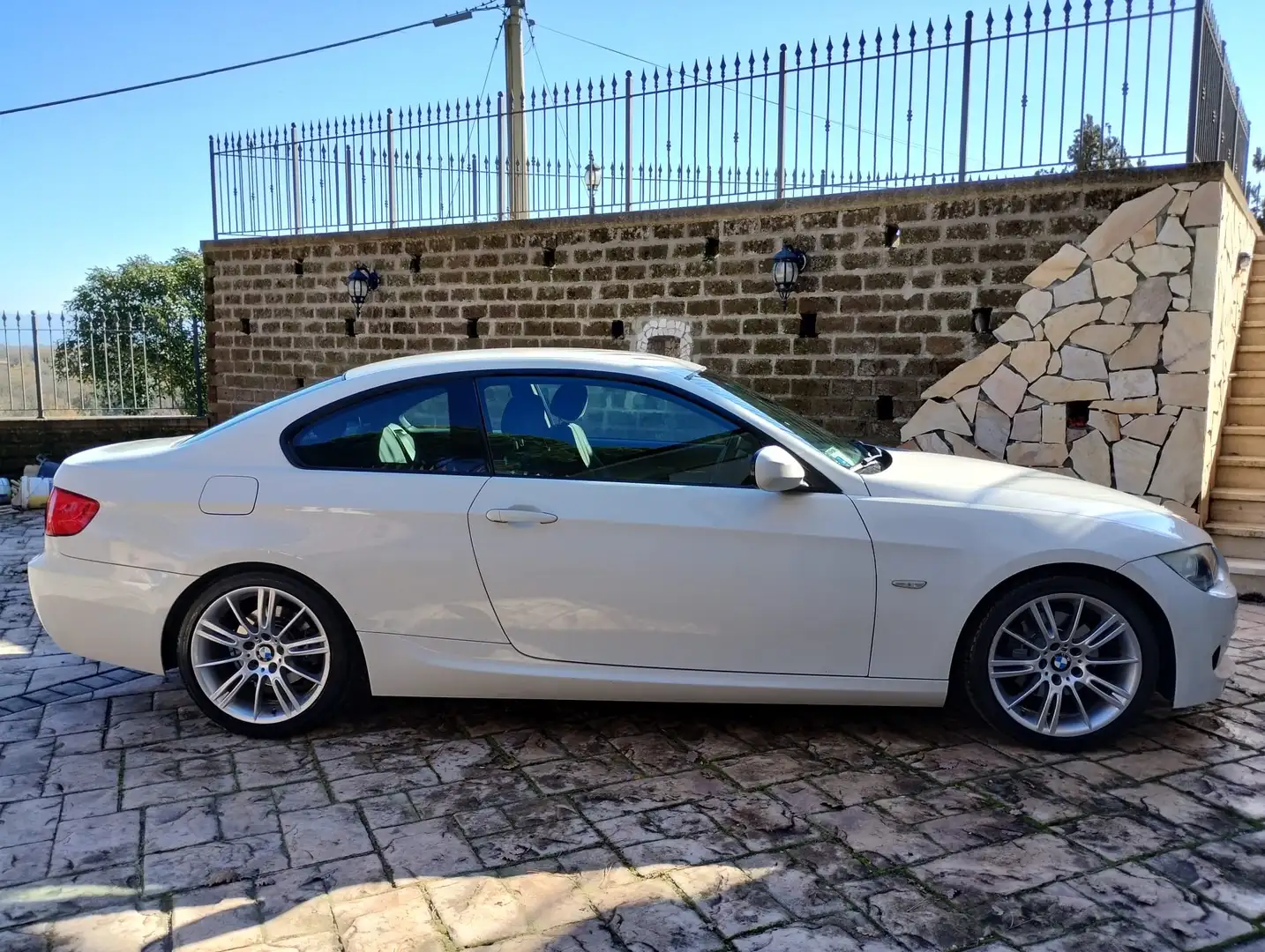 BMW 320 Serie 3 E92 Coupe 320d Coupe Msport 184cv Bianco - 2
