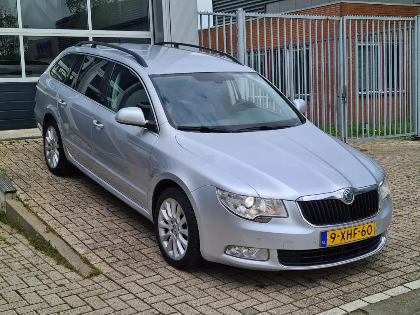 Skoda Superb Combi 2.0 TDI 140pk Elegance Businessline Šedá - 1