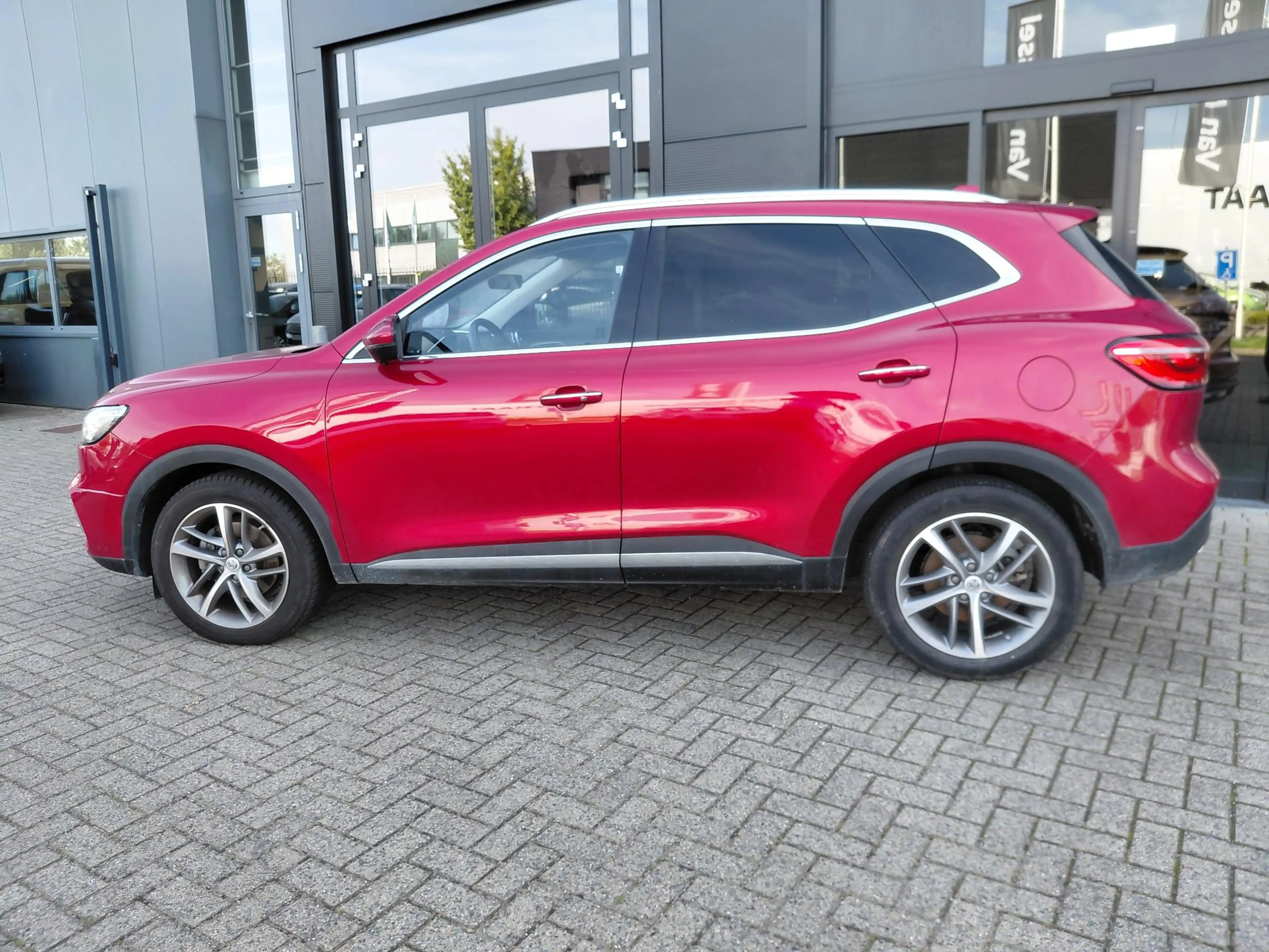 MG EHS 1.5 TGDI Luxury — photo 2