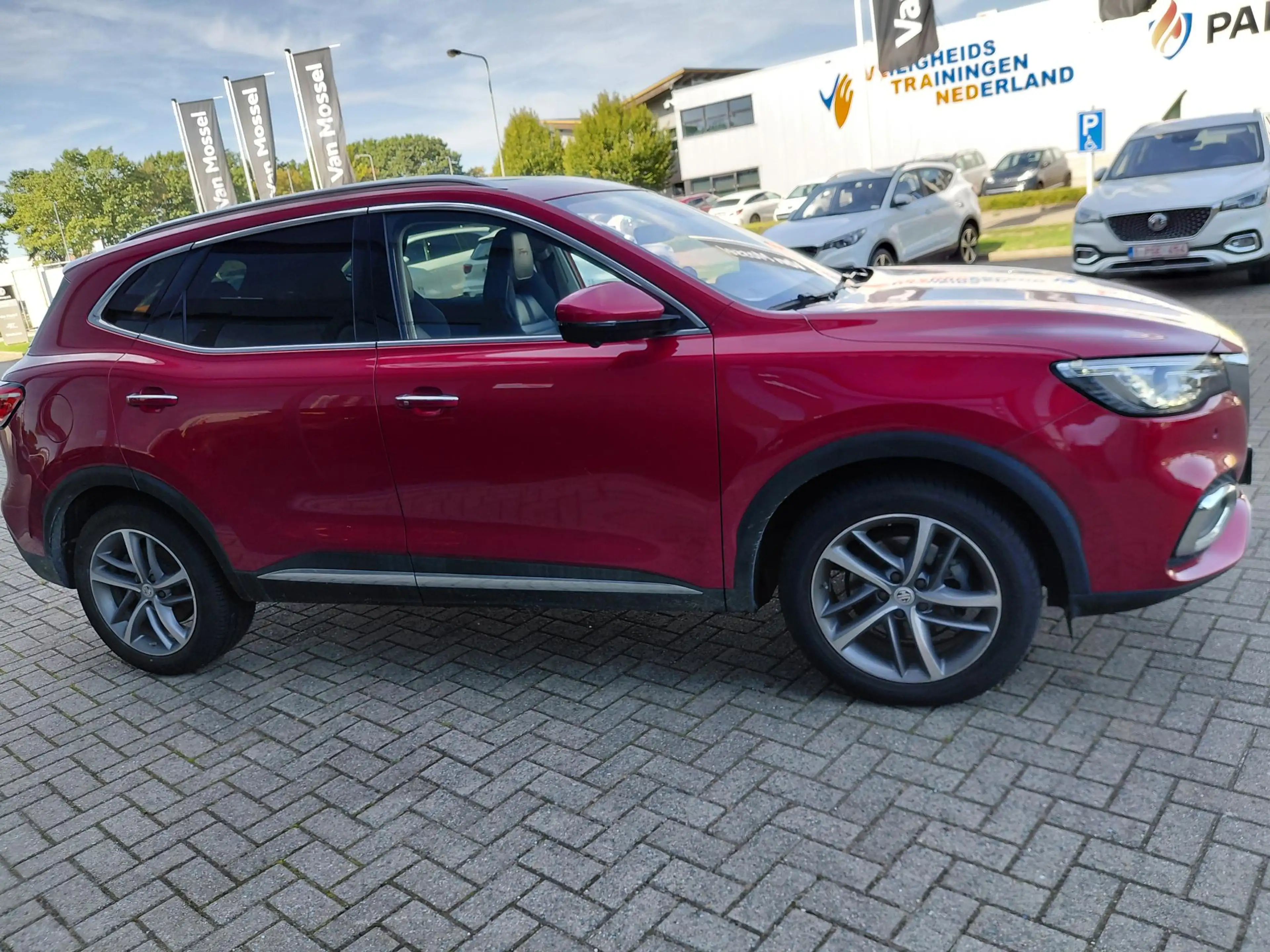 MG EHS 1.5 TGDI Luxury — photo 6