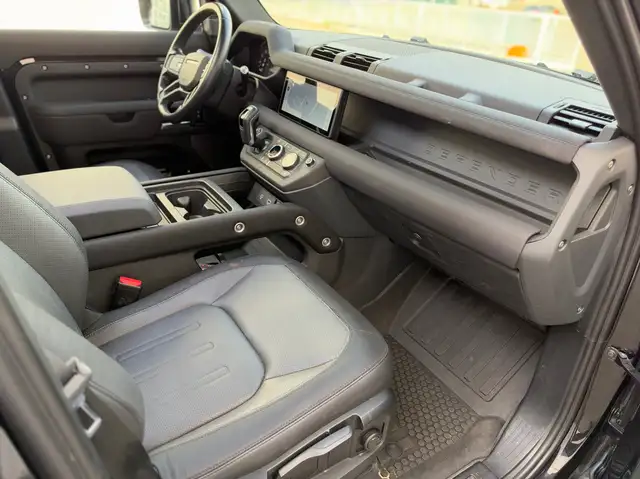 Land Rover Defender view 13