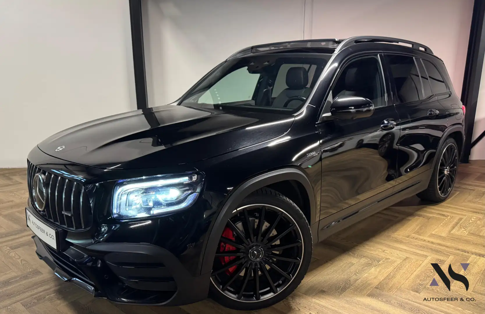 Mercedes-Benz GLB 35 AMG 4MATIC PANO KEYLESS 360' vol! Zwart - 1