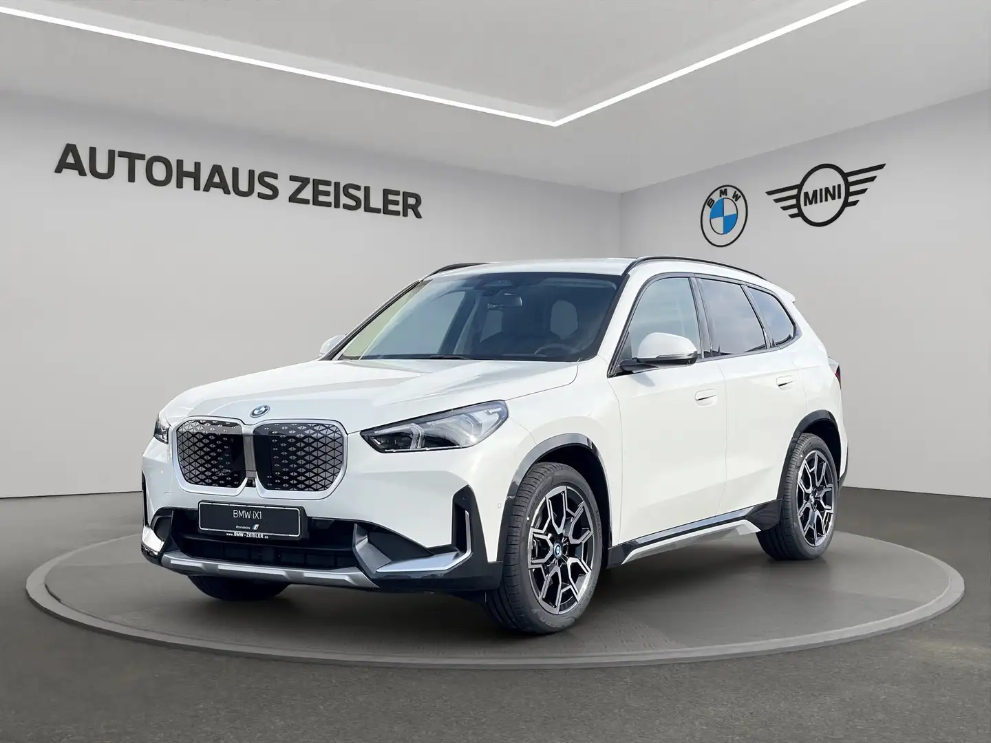 BMW iX1 xDrive30 xLine 19"LM AHK Driv. Ass. Plus Weiß - 1